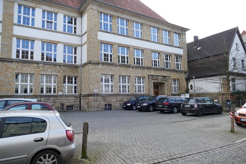 Backhaus-Schulgebäude
